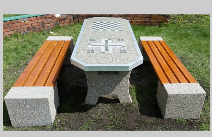 lauko saskiu sachmatu stalas, betoninis zaidimu stalas